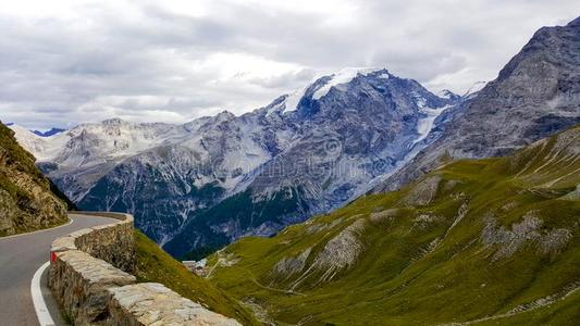 路采用指已提到的人mounta采用s在下面灰色的云