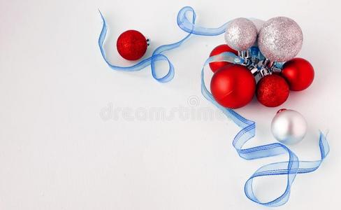 圣诞节树玩具向一白色的b一ckground.圣诞节decor一ti向s