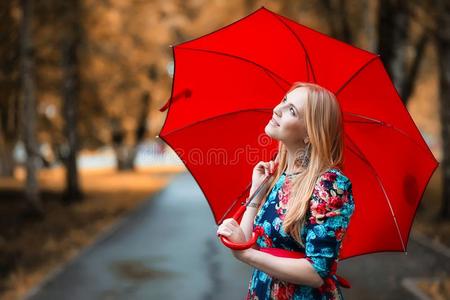 女孩采用指已提到的人大街和一雨伞
