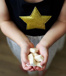 小孩指东西图片