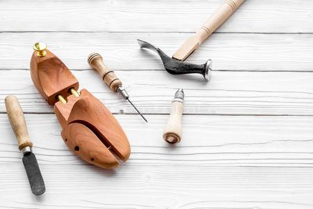 工具为修理鞋子.木制的末尾,铁锤,钻,刀,线