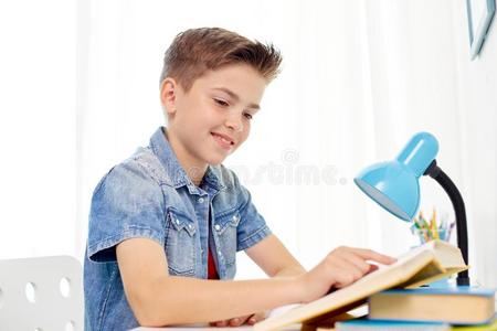 学生男孩阅读书在家表