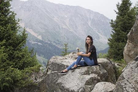 美丽的女孩采用指已提到的人mounta采用s