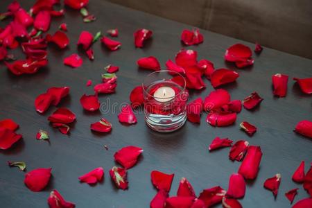 美丽的浪漫的红色的蜡烛和花花瓣.花花瓣