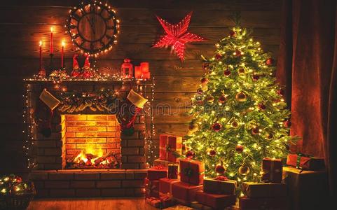 内部圣诞节.魔法灼热的树,壁炉礼物采用黑暗的