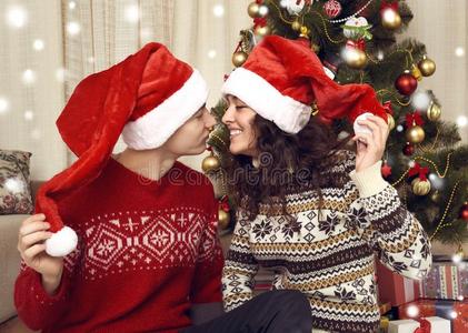 幸福的对接吻采用圣诞节装饰在家.新的年前夕