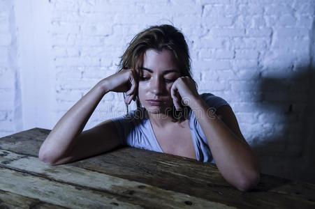 年幼的美丽的悲哀的和情绪低落的女人有样子的憔悴的和一片照片