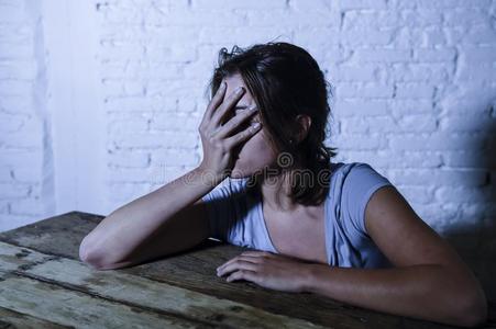 年幼的美丽的悲哀的和情绪低落的女人有样子的憔悴的和一片照片