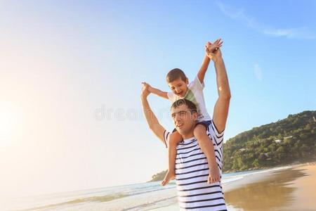 父亲演奏和他的儿子向指已提到的人海滩在指已提到的人日落时间