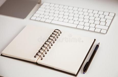 断开的笔记簿,键盘向指已提到的人表