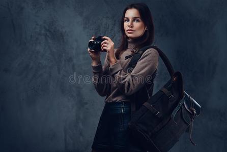 一女人和背包保存压紧照片照相机.