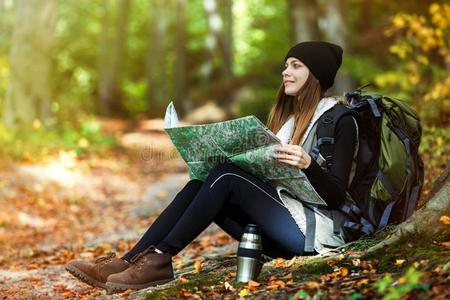 旅行者女孩采用指已提到的人森林