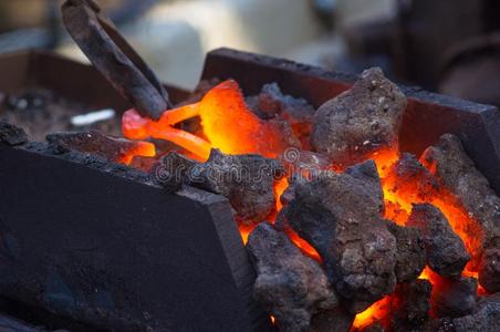 铁匠熔炉和燃烧的煤炭,工具,和灼热的热的我照片