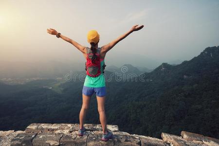 跟踪赛跑者女人敞开的武器在gre在墙