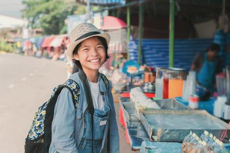 亚洲人女人旅行支票购物步行向大街