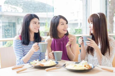 幸福的女人朋友采用饭店