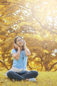 亚洲人女人收听的向指已提到的人音乐.