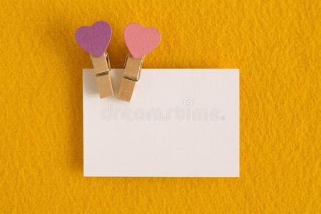 白色的纸和粉红色的和紫色的插脚向指已提到的人黄色的背景英语字母表的第6个字母