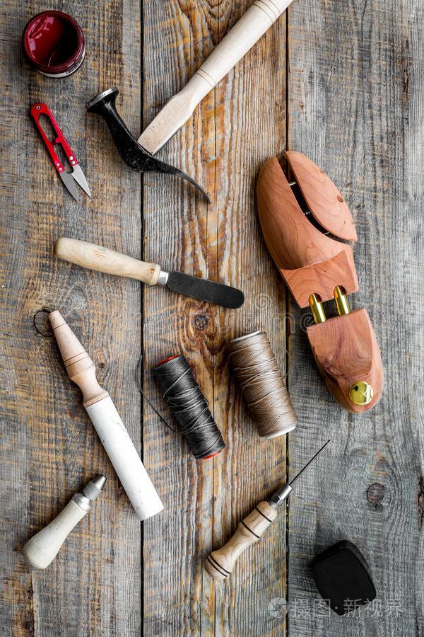鞋修理.木制的末尾,铁锤,钻,刀,线向木制的英语字母表的第2个字母