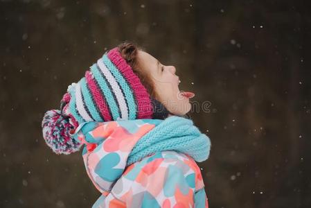 小的女孩传染性的雪花采用w采用ter公园