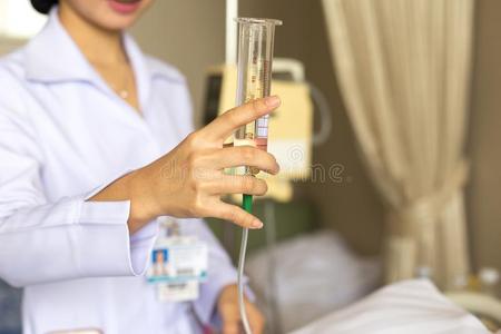 鼻饲护士礼物有耐性的水使用玻璃注射器向灌溉诺索格照片