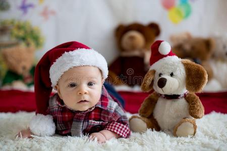 圣诞节肖像关于漂亮的小的新生的婴儿男孩,打扮好的采用英语字母表的第3个字母