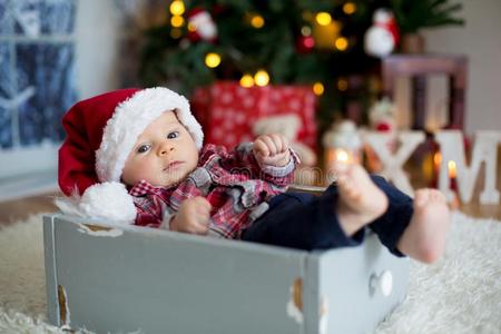圣诞节肖像关于漂亮的小的新生的婴儿男孩,打扮好的采用英语字母表的第3个字母