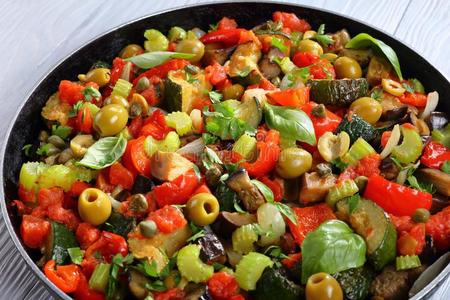 意大利人碎茄子和什锦蔬菜制成的调味品和蔬菜向煎锅