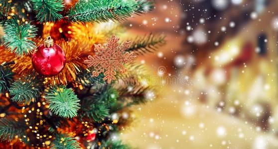 圣诞节树背景和圣诞节装饰和雪,英语字母表的第2个字母