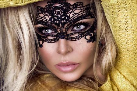 美丽的感觉的白肤金发碧眼女人女人和狂欢节面具向她面容saotome