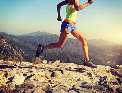 登山跑步图片