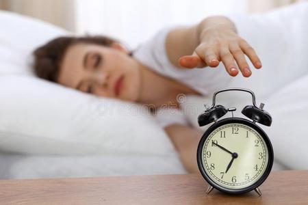 冬天睡眠美丽的睡眠女人静止的采用床和try采用g向醒在上面winter冬天