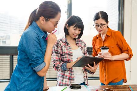 办公室工人女人使用可移动的数字的碑