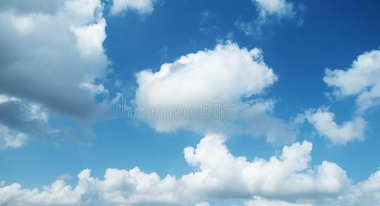 蓝色天颜色和云背景照片