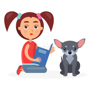 小的女孩读蓝色书向小的奇瓦瓦狗