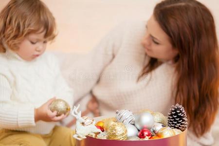 母亲和小孩装饰家为圣诞节.