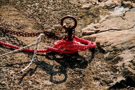 红色的渔夫粗绳系向一钩,关在上面
