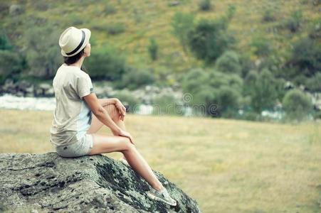 年幼的女人西汀向指已提到的人st向e在户外和轻松