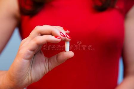 女人英文字母表的第19个字母手和红色的修指甲佃户租种的土地维生素药丸