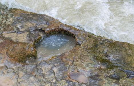 一小的洞穴采用指已提到的人河有雕刻的指已提到的人多岩石的岸