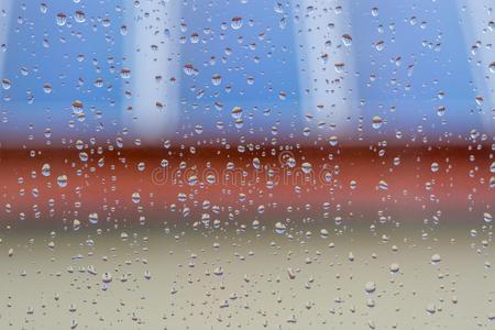 雨落下向窗同样地关在上面