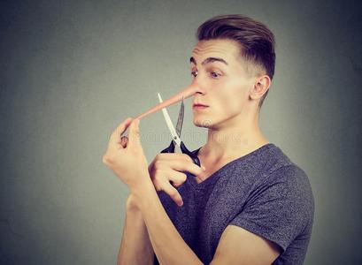困恼的说谎者男人需求向将切开他的长的鼻子照片