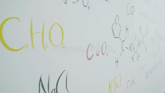 富有色彩的公式关于指已提到的人化学的原理向白色的墙.化学家