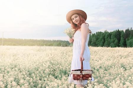 女孩采用白色的衣服采用一田关于黄色的花blossom采用g