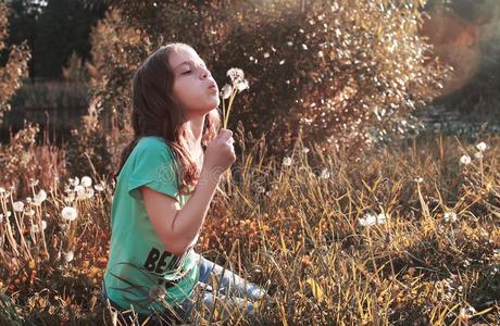 女孩吹风种子从一花d一ndelion采用指已提到的人一utumn