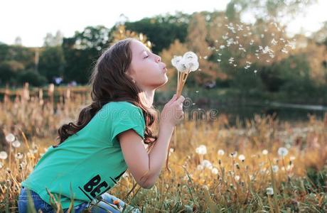 女孩吹风种子从一花d一ndelion采用指已提到的人一utumn