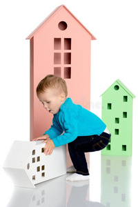 一小的男孩是be的三单形式演奏和富有色彩的住宅.
