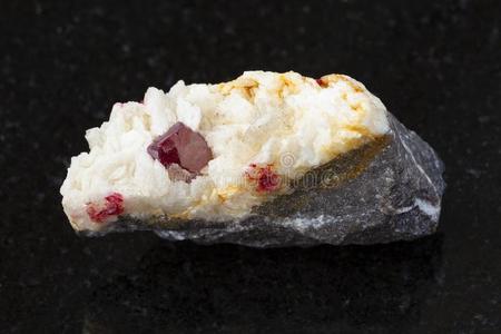 结晶关于硫化汞采用carb向atite石头向黑暗的照片