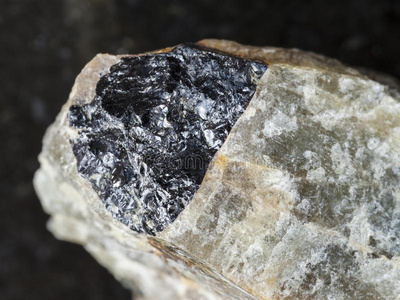 钛铁矿采用粗糙的绿色的nephel采用e石头向黑暗的照片