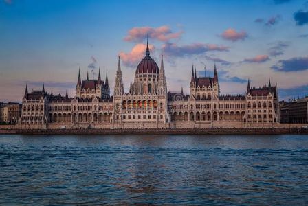 布达佩斯议会,num.一关于指已提到的人最美丽的建筑物采用欧元